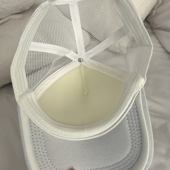 Simple,plain,white hat. - Picture 5 of 5